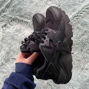 black huarache nike shoes